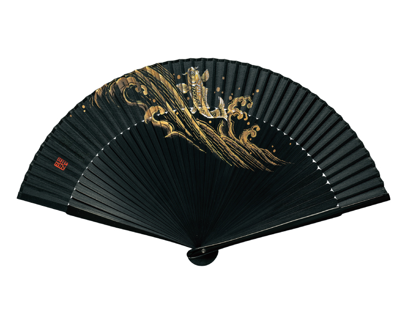 【新企画】FU-5876 親黒塗 中黒染 大短地 飛鯉 手描絹貼扇子 紳士・メンズ用【扇子・桐箱レーザー名入れ 1本から・無印小売販売も】-1